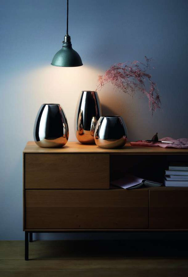 Anais Vase, Medium
