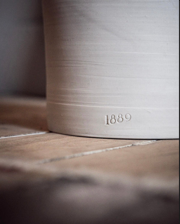 Porcelain Clarisse Candle, 2 Scents & 2 Sizes