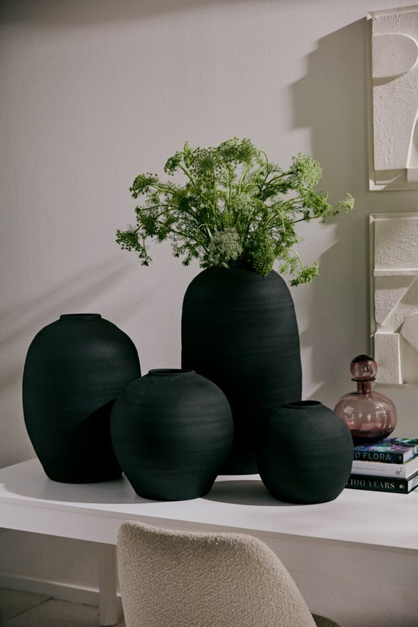 Konos Vase, Black, 2 Sizes