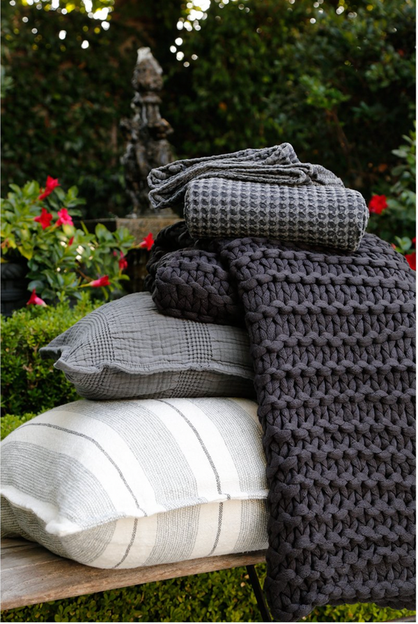 Finn Throw, Midnight